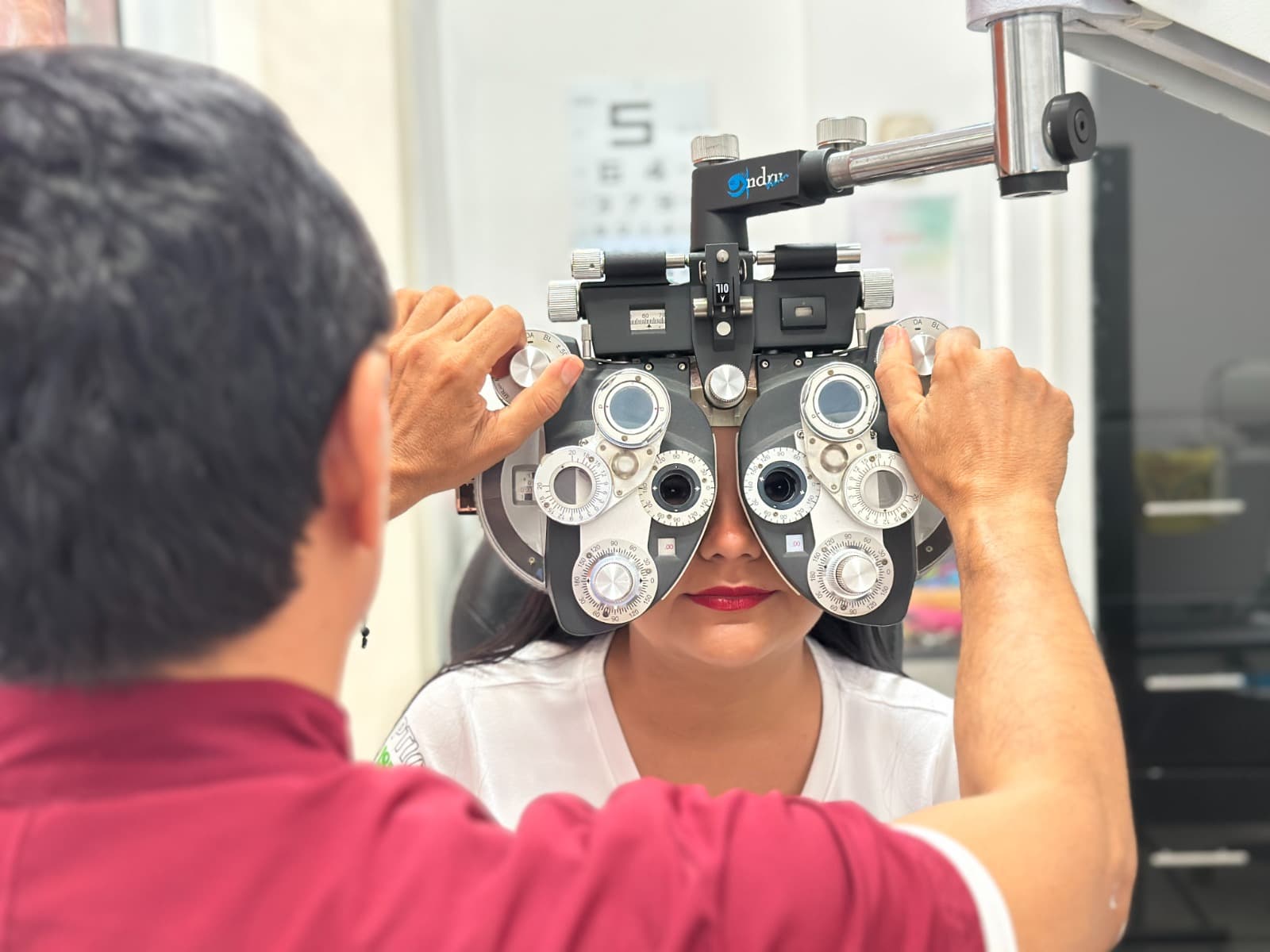 Examen visual con foróptero en Óptica Visión